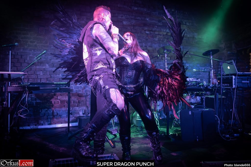 01 Super Dragon Punch Schwarze-Nacht-2Q7A001_blende6661