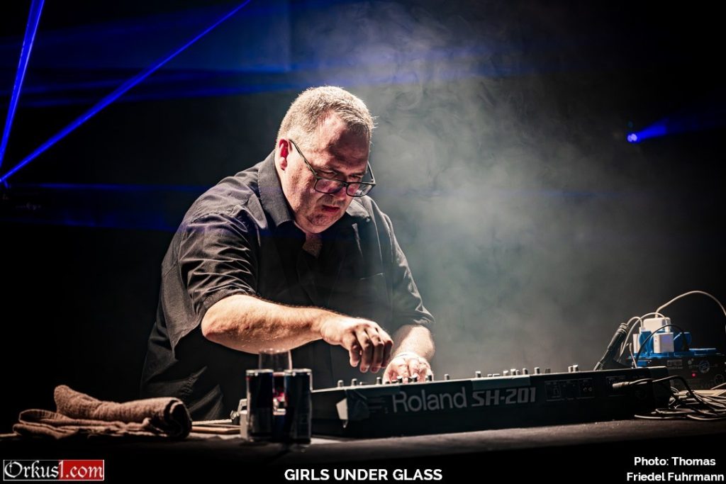Girls Under Glass in Hamburg 2026